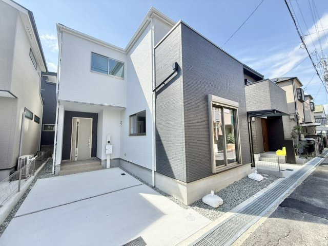 新築戸建　尼崎市東園田町3丁目の外観|阪急神戸線 園田駅 徒歩13分。白とダークグレーのコントラストがスタイリッシュな外観。