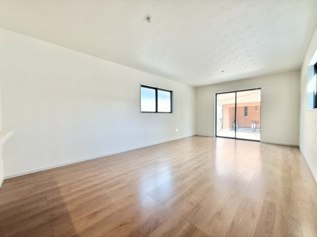 新築戸建　尼崎市東園田町3丁目の居間・リビング|1階にLDK広々19帖　北・南・東の3面採光で明るく開放感◎ 風通しも良く、家族が自然と集まります♪