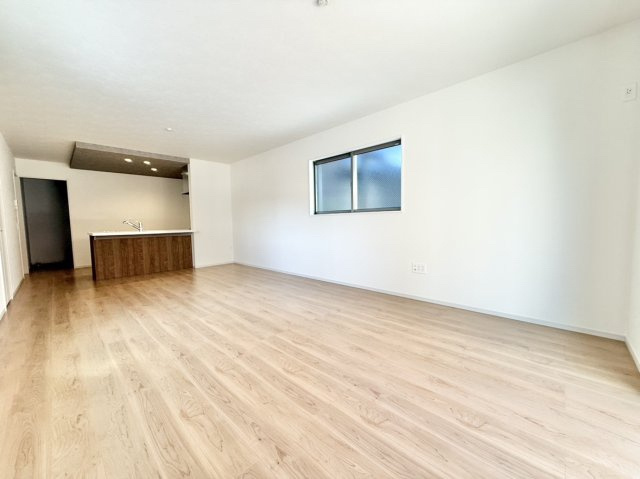 新築戸建　尼崎市東園田町3丁目の居間・リビング|大きめのソファやダイニングセットを置いても動線がしっかり確保でき、思い通りの家具配置を楽しめる広さ！