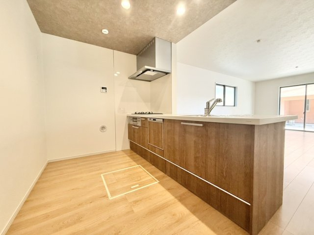 新築戸建　尼崎市東園田町3丁目のキッチン|家族と会話が弾む対面式キッチン。足元には便利な床下収納を備え、すっきりと片付く快適な空間♪