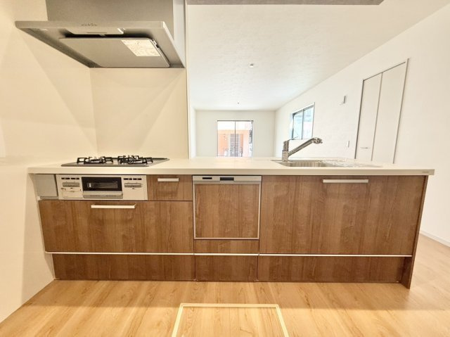 新築戸建　尼崎市東園田町3丁目のキッチン|食洗機や浄水器を完備したシステムキッチン。豊富な収納力も兼ね備え、いつも快適にお使いいただけます。