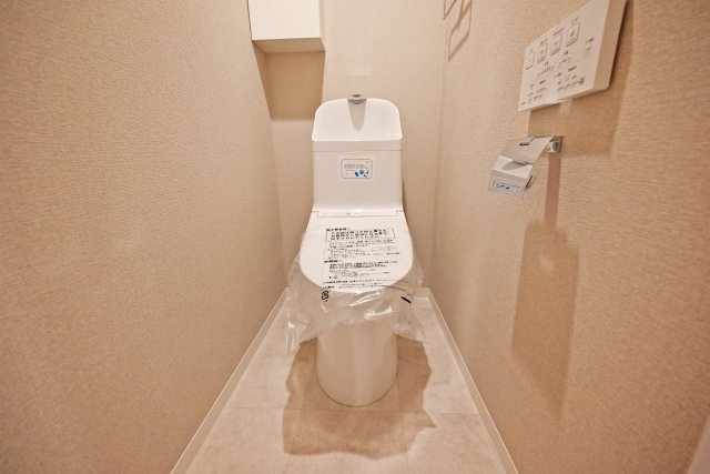 ダイヤシャトー千里のトイレ|快適なウォシュレット機能付きトイレを備えた、毎日の暮らしにうれしい設備。毎日使う場所だからこそ、使い心地にも配慮した快適な空間です。