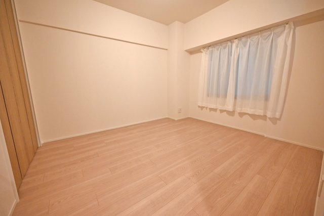 ダイヤシャトー千里の子供部屋|洋室約5.0帖
約5帖の洋室は、お子様のお部屋として使いやすい一室。ベッドや学習机などを配置しやすく、お子様の成長に合わせて活用できるプライベート空間です。