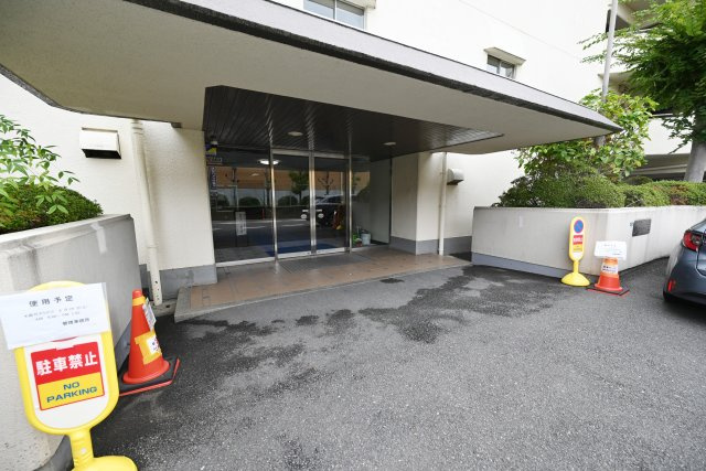 ダイヤシャトー千里|マンションの顔となるエントランスです。