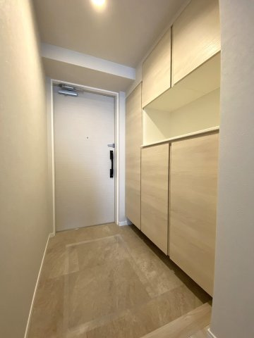 グランビュースクエアの玄関|お家の顔となる玄関スペースです。落ち着きのあるデザインで住まいの清潔感を演出します。シューズボックスを備えており、ご家族全員の靴をすっきりと収納して綺麗な玄関を保つことができます。
