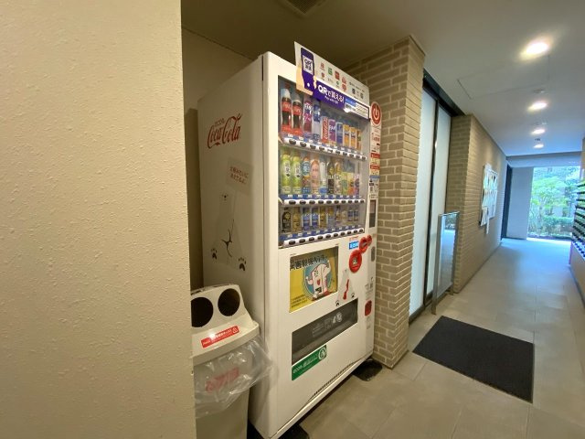 グランビュースクエアのその他共用部分|敷地内に便利な自動販売機を設置。マンションの敷地内にあるため、お天気が悪い日や夜間でも外に出ることなく気軽にお飲み物を購入できます。日常のちょっとした場面で活躍する嬉しい共用設備の一つです。
