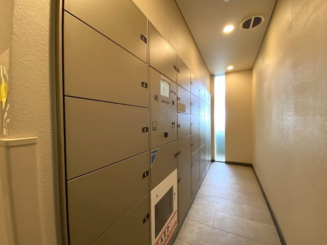 グランビュースクエアの防犯設備|不在時でもお荷物が受け取れる宅配ボックスです。共働きのご家庭や外出が多い方、ネット通販をよく利用される方にも大変便利。対面なしで受け取れるためセキュリティ面でも安心感のある現代の必須設備です。