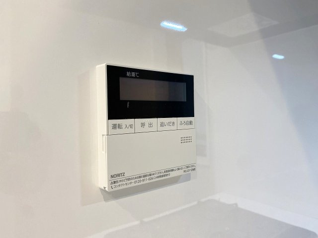グランビュースクエアの発電・温水設備|追い焚き機能付きの給湯器リモコンです。スイッチひとつでお湯張りや保温、お湯の温度調節が手軽に行えます。忙しい毎日でも、いつでも温かいお風呂に浸かって一日の疲れをゆったり癒やすことができます。