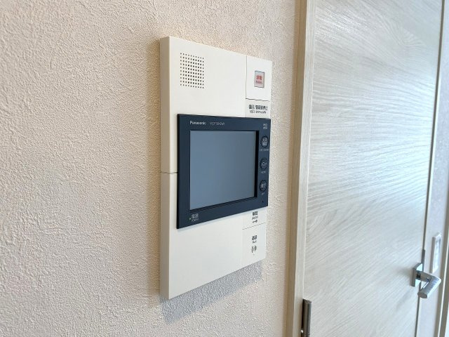 グランビュースクエアのセキュリティ|TVモニター付きインターホンです。室内から訪問者の顔と声をしっかり確認してから対応できるため、防犯面にとても優れています。お子様のお留守番時や一人での対応時にも安心感をもたらしてくれる設備です。