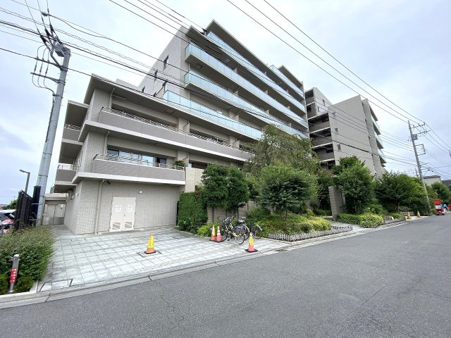 グランビュースクエアの外観|落ち着きのあるデザインが魅力的なマンション外観です。周辺の街並みとも調和した美しい佇まいで、手入れの行き届いた管理体制の良さを感じさせてくれます。毎日の暮らしを優しく包み込む安心の住環境です。