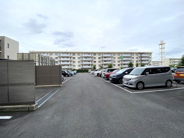 グランビュースクエアの駐車場|敷地内に併設された駐車場スペースです。大切なお車を敷地内で安全に保管でき、雨の日やお買い物帰りの荷物の出し入れもスムーズに行えます。