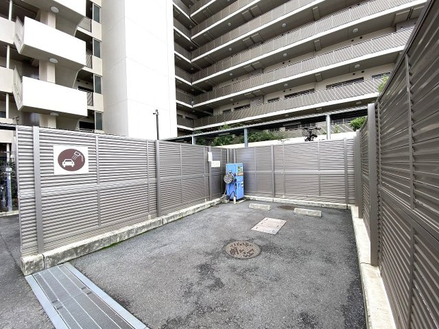 グランビュースクエアの駐車場|洗車スペース完備。敷地内に専用の洗車スペースが用意されており、休日やお出かけ前にお車を手軽にお手入れできます。愛車をいつも綺麗な状態に保ちたいお車好きの方にも大変嬉しい便利な共用設備です。