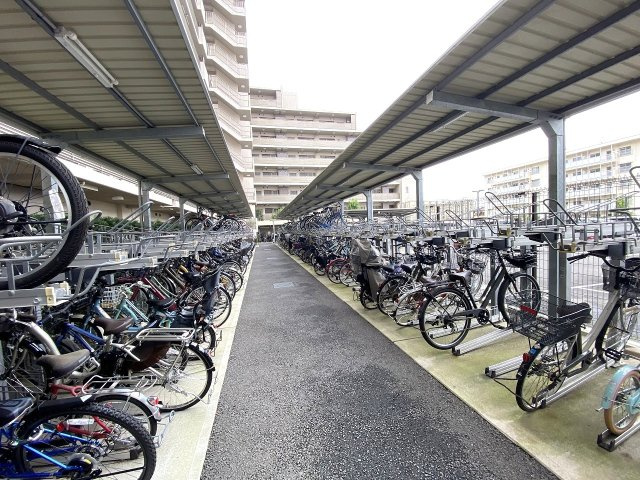 グランビュースクエアの駐輪場|屋根付きの駐輪場スペースを完備しています。大切な自転車を雨風からしっかり守り、綺麗な状態を保つことができます。整然と区画整理されており、毎日の通勤・通学の際もスムーズに出し入れが可能です。