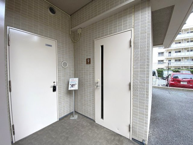 グランビュースクエアのその他共用部分|敷地内に設置された専用のゴミ置場スペースです。きれいに整理整頓・清掃が施されており、マンション全体の管理体制の良さを伺わせます。清潔に保たれており、毎日のゴミ出しもスムーズに行える仕様です。