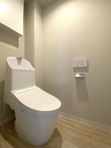 グランビュースクエアのトイレ|新規交換済みの清潔感あふれるトイレです。温水洗浄便座付きの快適な仕様にリフォームされました。お手入れがしやすい最新設備を備えており、毎日使う場所だからこそ衛生面と心地よさに配慮された設計です。
