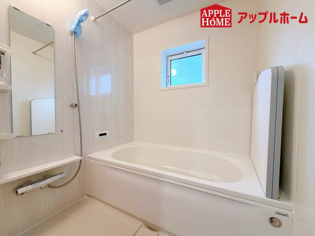 さいたま市見沼区大谷の浴室|窓付きのバスルームは、採光もあり明るく気持ちの良い空間です。窓があることで、換気環境も良好。掃除もスムーズに出来ます