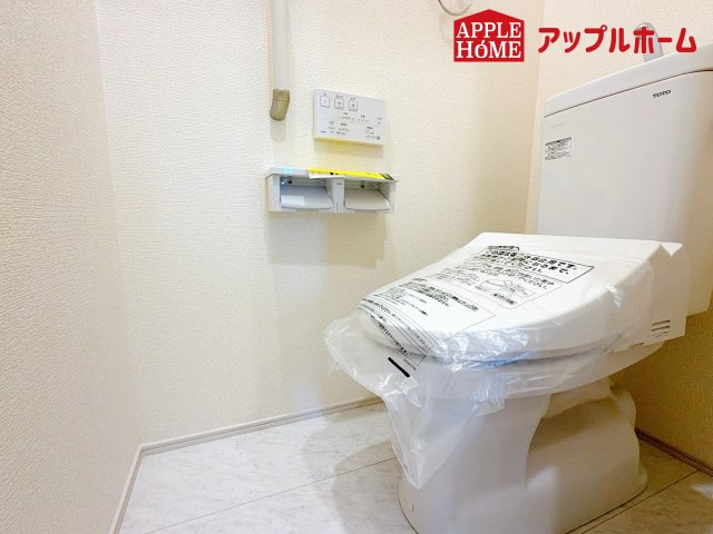 さいたま市見沼区大谷のトイレ|温水洗浄器付き便座を標準装備してます♪窓付きで明るく、快適空間となっております。毎日使う場所だからこその配慮です。