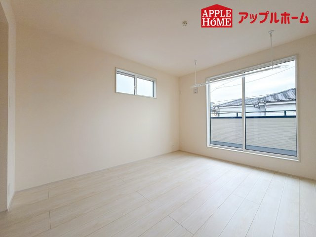 さいたま市見沼区大谷の洋室|充分な広さの収納を備え、風通しも良く、大変居心地の良い採光良好な洋室は、快適空間。プライベートの時間もゆったりお寛ぎ頂けそうですね！