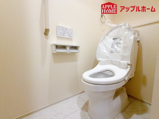 さいたま市見沼区大谷のトイレ|白を基調とした清潔感のある明るい空間。温水洗浄便座付きで、毎日快適・清潔に使用できます。操作しやすい壁面リモコンを採用しています。