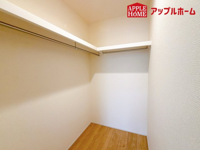 さいたま市見沼区大谷の収納|お洋服を大切にされる方に大変喜ばれる、ウォークインクローゼット。お洋服以外にも掃除機やスーツケースなどを一箇所に集約できるのは魅力ですね！扉が一箇所ですので、お部屋の見た目にもスッキリ！