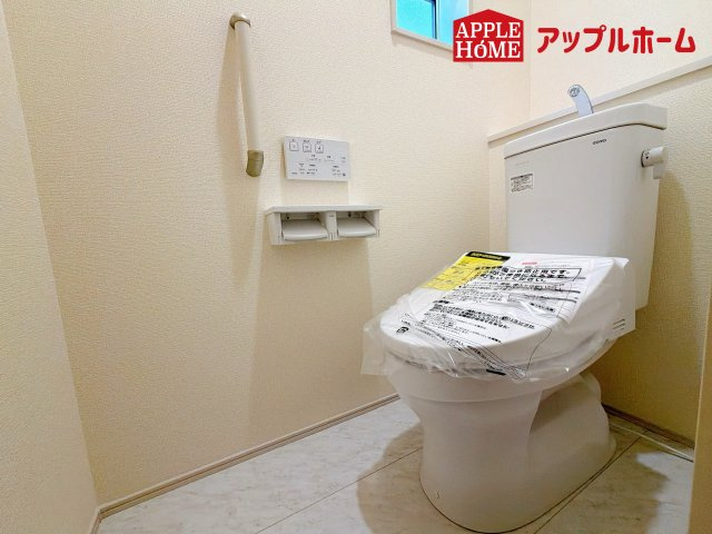 さいたま市見沼区大谷のトイレ|白を基調とした清潔感のある明るい空間。温水洗浄便座付きで、毎日快適・清潔に使用できます。操作しやすい壁面リモコンを採用しています。