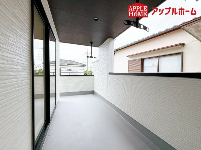 さいたま市見沼区大谷のバルコニー|奥行を広めに取ったバルコニー♪家族分の洗濯物もしっかり干せます。日当たりも良く、毎日のお洗濯が楽しくなりそう♪