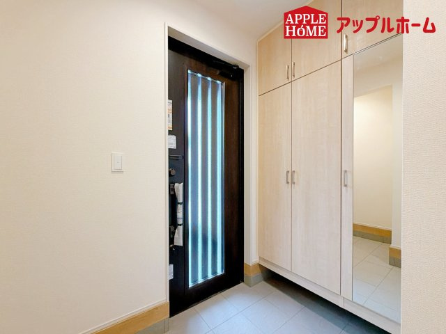 さいたま市見沼区大谷の玄関|明るくて清潔感溢れる玄関。便利な姿見鏡＆下駄箱収納付きです♪散らかりがちな玄関もすっきりと片付きます。