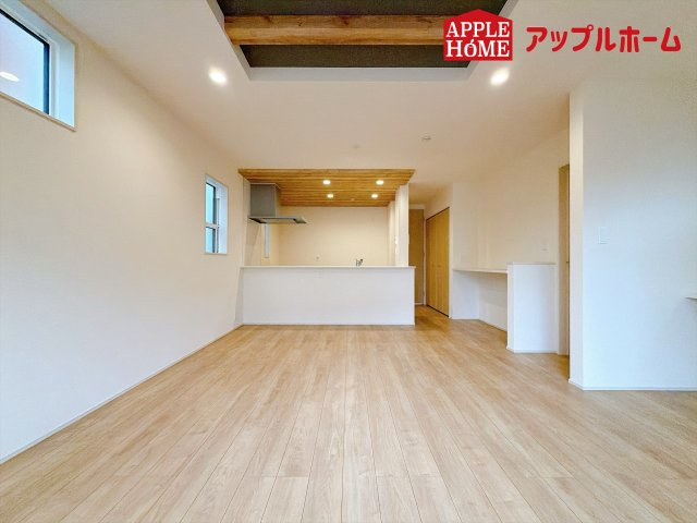 さいたま市見沼区大谷の居間・リビング|人気の対面式キッチンで会話も弾みます！お食事の準備をしながらでもご家族とのコミュニケーションを楽しめますね♪