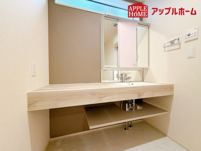 さいたま市見沼区大谷の独立洗面台|三面鏡付きの洗面化粧台ですので、たっぷりと収納いただけます。白を基調とした清潔感のある快適空間です。毎日の身支度も気持ち良くお使い頂けます！！