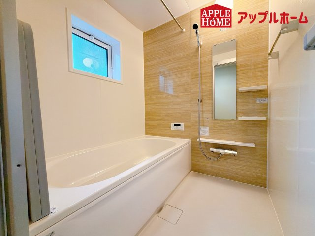 さいたま市見沼区大谷の浴室|窓付きのバスルームは、採光もあり明るく気持ちの良い空間です。窓があることで、換気環境も良好。掃除もスムーズに出来ます