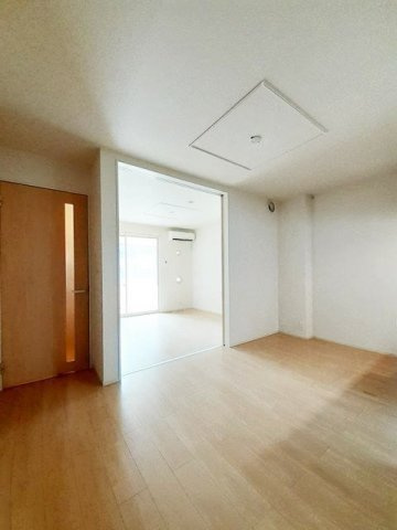 グレイス広崎Ⅱの居間・リビング|こちらの居間で趣味の時間をお楽しみください