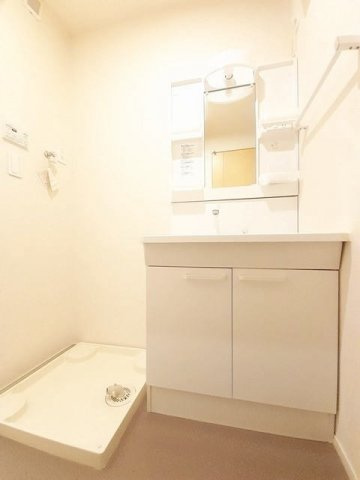 グレイス広崎Ⅱの洗面所|スペースが確保できる洗面所です
