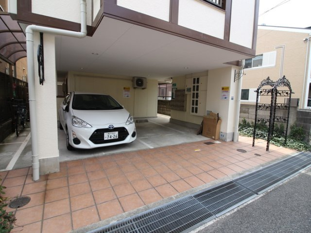 フローラ本山の駐車場