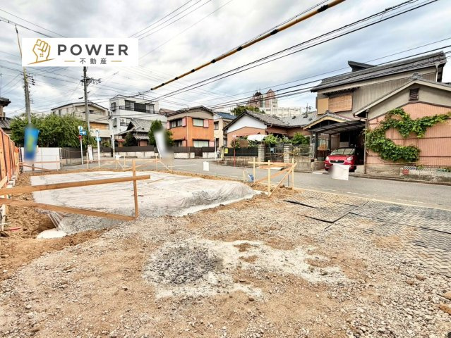 岡崎市中町4丁目の前面道路含む現地写真|十分なゆとりがあり、邸宅としての佇まいをより一層引き立てております。上品な住環境をお約束いたします。									
									