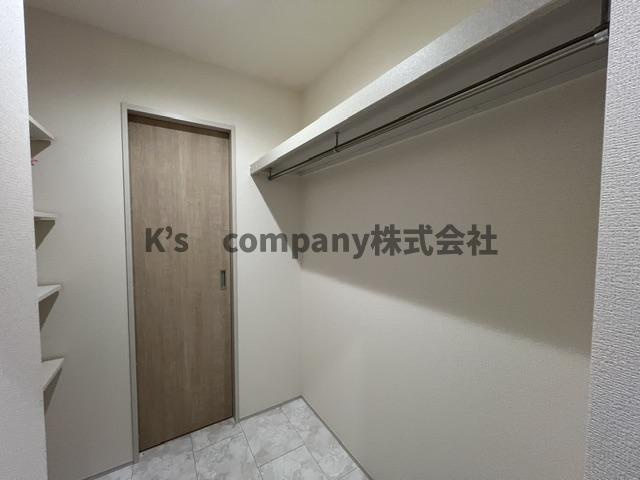 茅ヶ崎市菱沼1丁目　新築戸建　2号棟の収納|玄関入って直ぐ収納があり冬場のコートなど掛けるのにおすすめ♪
