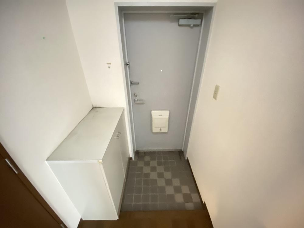 西宮市大谷町の賃貸マンションの玄関