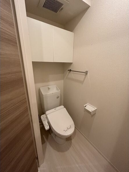 フェーブ島上のトイレ|同物件別部屋写真