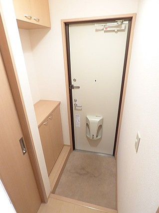 神戸市東灘区魚崎南町３丁目のアパートの玄関