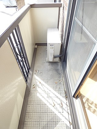 神戸市東灘区魚崎南町３丁目のアパートのバルコニー