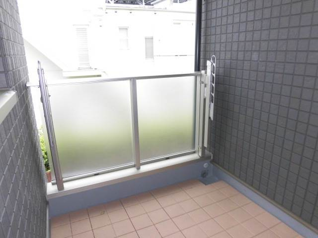 神戸市東灘区岡本９丁目のアパートのバルコニー