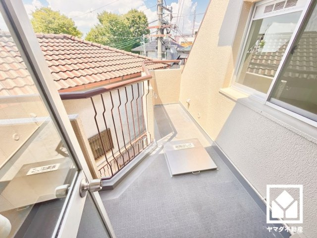 プチ東園田のバルコニー|南西側バルコニーです。物干し竿受け金具も備えており、お洗濯物をたっぷりと干すことができます。