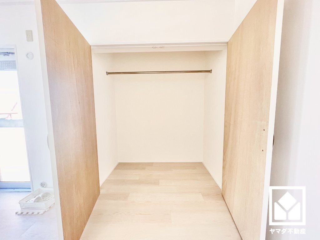 プチ東園田の収納|約8.3帖の洋室の物入です。ハンガーパイプを備えており、収納家具を増やさずに衣類を整理しやすい仕様です。