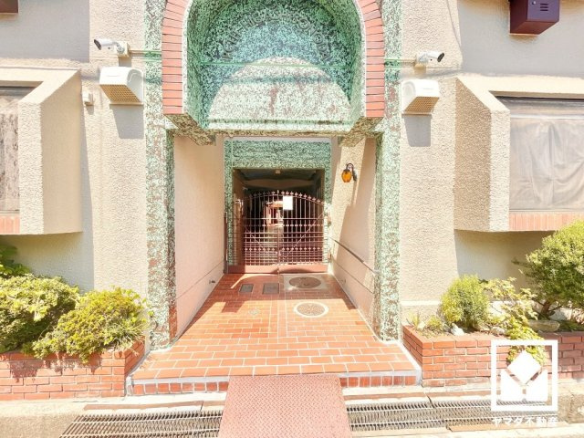 プチ東園田のエントランス|洗練されたデザインのエントランス。定期的な清掃・管理体制が整っており、帰宅時や来客時にも気持ちの良い空間です。