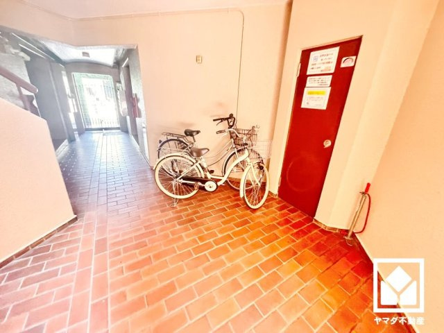 プチ東園田のロビー|ゆったりとしたロビーが、住まう人の憩いの場に。落ち着いた空間で、ほっと一息つける時間を。