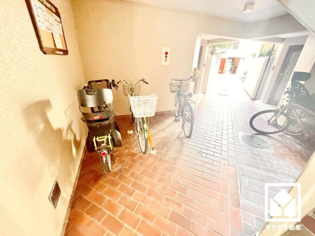プチ東園田の駐車場|敷地内に屋根付き駐輪場を設置。雨や日差しの影響を受けにくく、大切な自転車の保管にも便利です。平置きなので、さまざまなタイプの自転車を置きやすい仕様です。