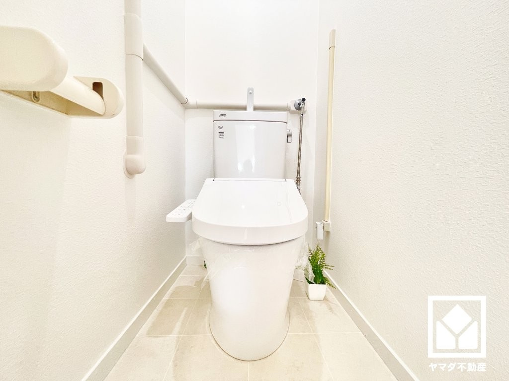 プチ東園田のトイレ|明るく清潔感溢れるトイレです。温水洗浄便座付きで、季節を問わずいつでも温かい便座をお使いいただけます。毎日使う場所だからこそ、快適性にも配慮されています。