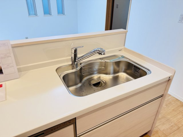 松戸市小金原９丁目中古戸建【栗ケ沢小学校：8分】のキッチン|シンクの水栓には浄水器がついてます！