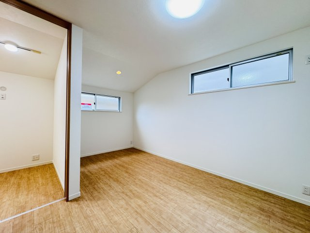 松戸市小金原９丁目中古戸建【栗ケ沢小学校：8分】の寝室|7.7帖寝室