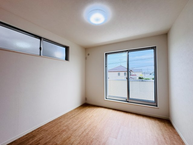 松戸市小金原９丁目中古戸建【栗ケ沢小学校：8分】の子供部屋|5.6帖洋室・南側バルコニー前の明るいお部屋です♪