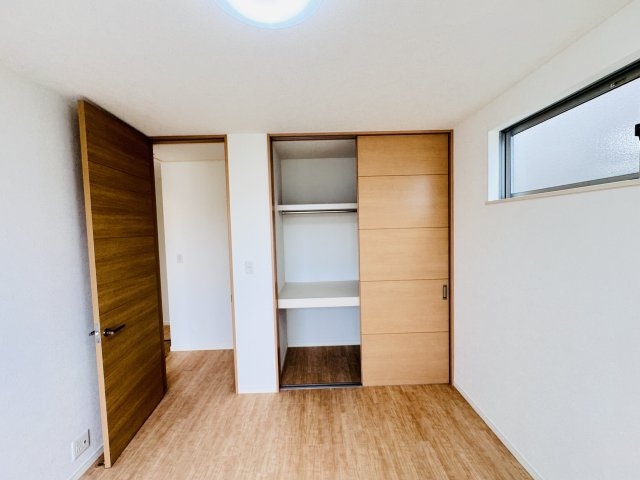 松戸市小金原９丁目中古戸建【栗ケ沢小学校：8分】の収納|5.6帖洋室収納